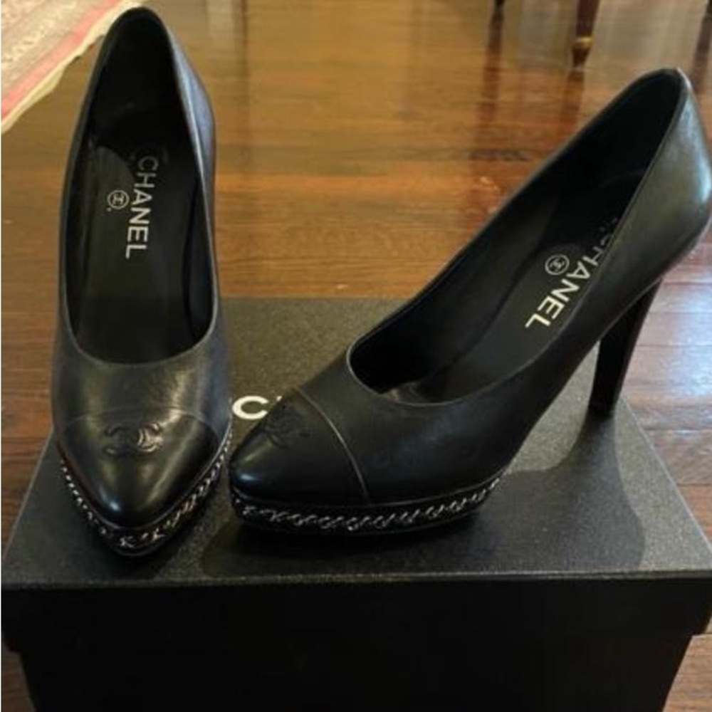 Beautiful Chanel heel